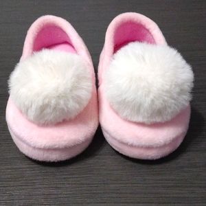 Girls size 5-6 pink/white puffy slippers